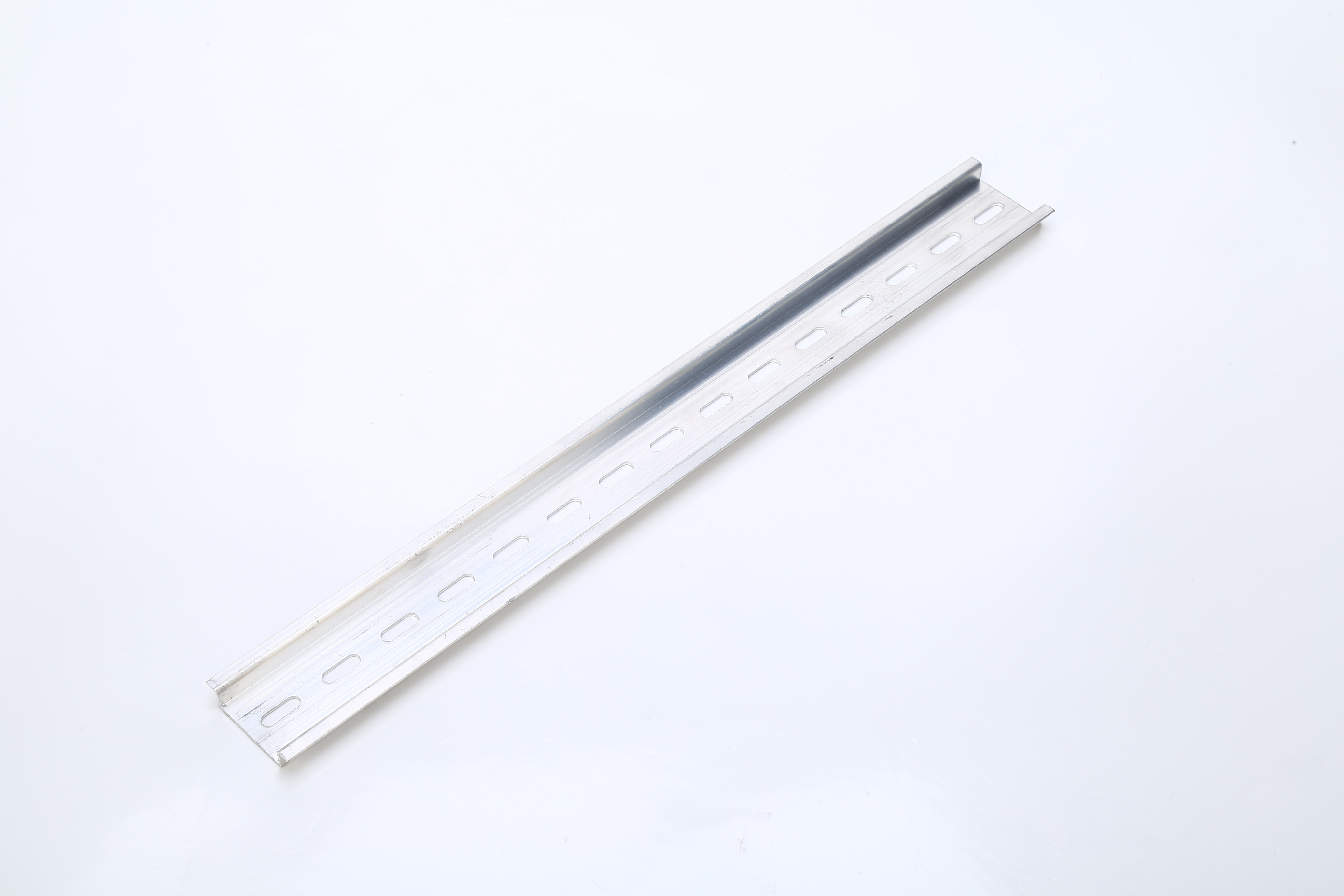 Направляющая алюминиевая универсальная, тип 35 мм, DIN-рейка с прорезями, толщина 1 мм
